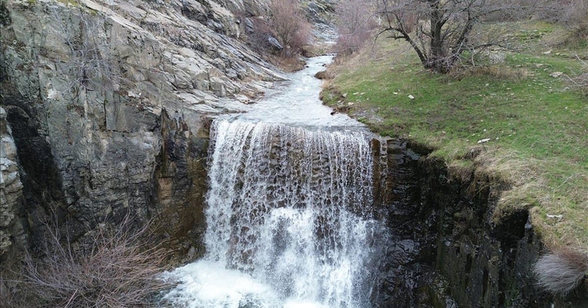 Evci Şelalesi eriyen karlarla yeniden çağlamaya başladı
