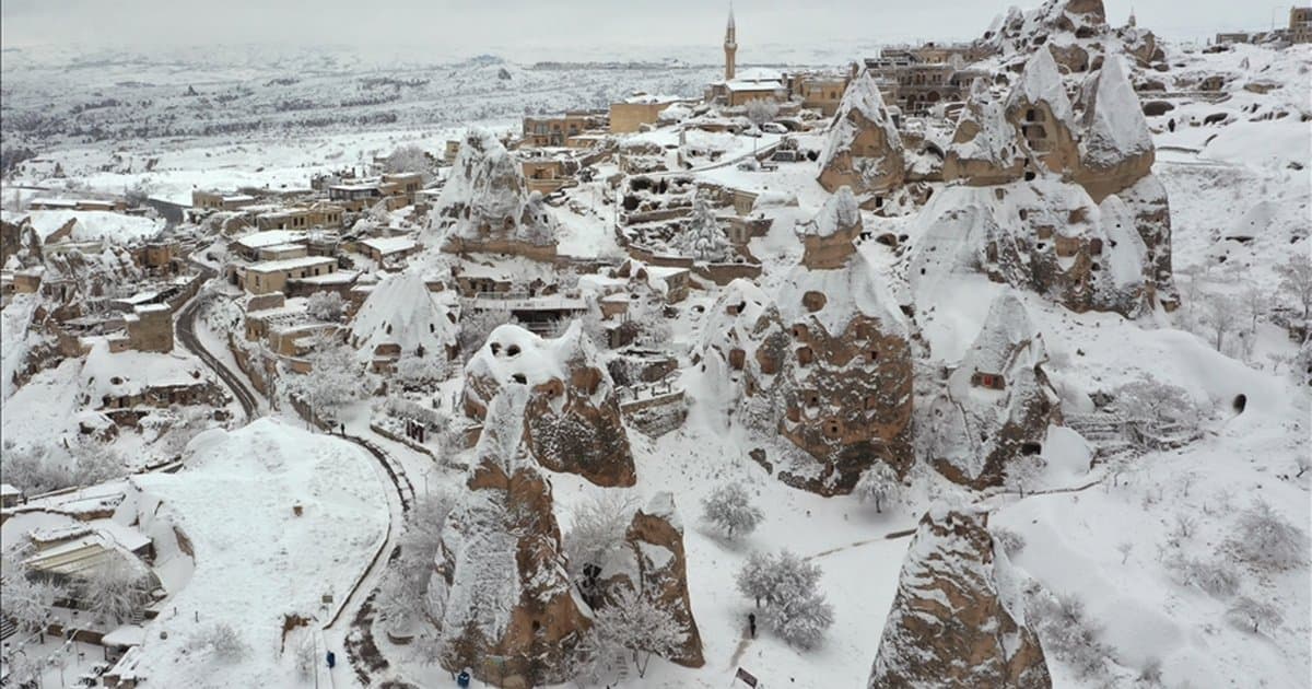 Karla kaplanan Kapadokya dronla görüntülendi