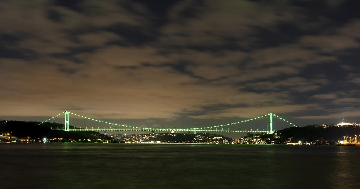 Fatih Sultan Mehmet Köprüsü Yeşil Işıklarla Aydınlatıldı