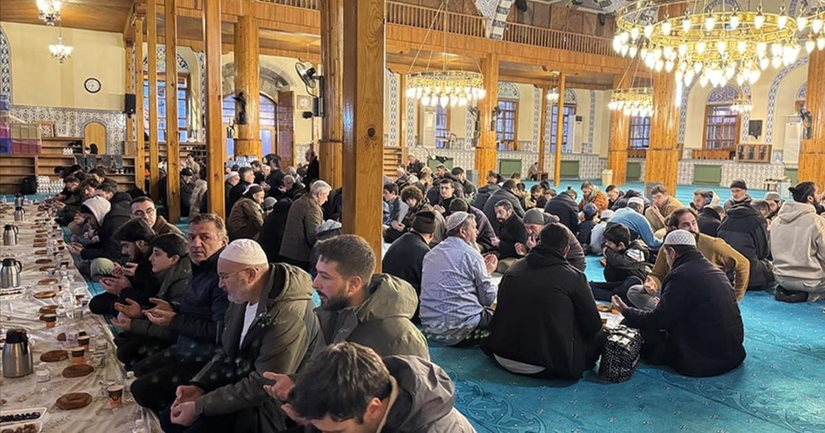 Konya'da tarihi camide Ümmet İftarı geleneği