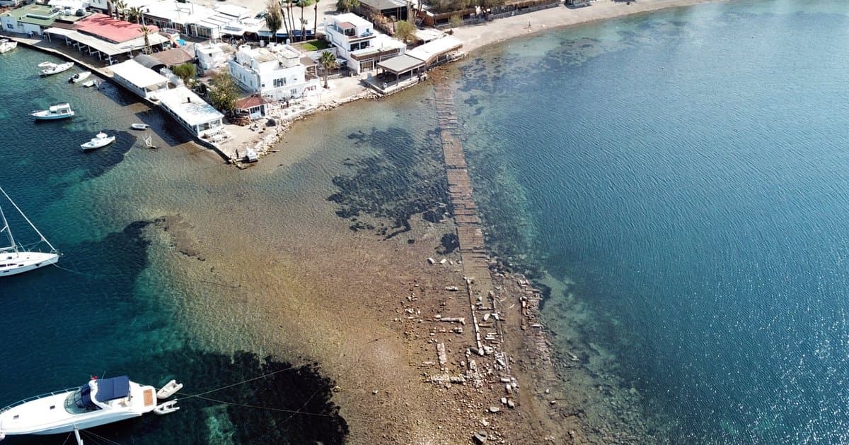 Bodrum'da Deniz Çekilmesiyle Tarihi Sur Kalıntıları Ortaya Çıktı
