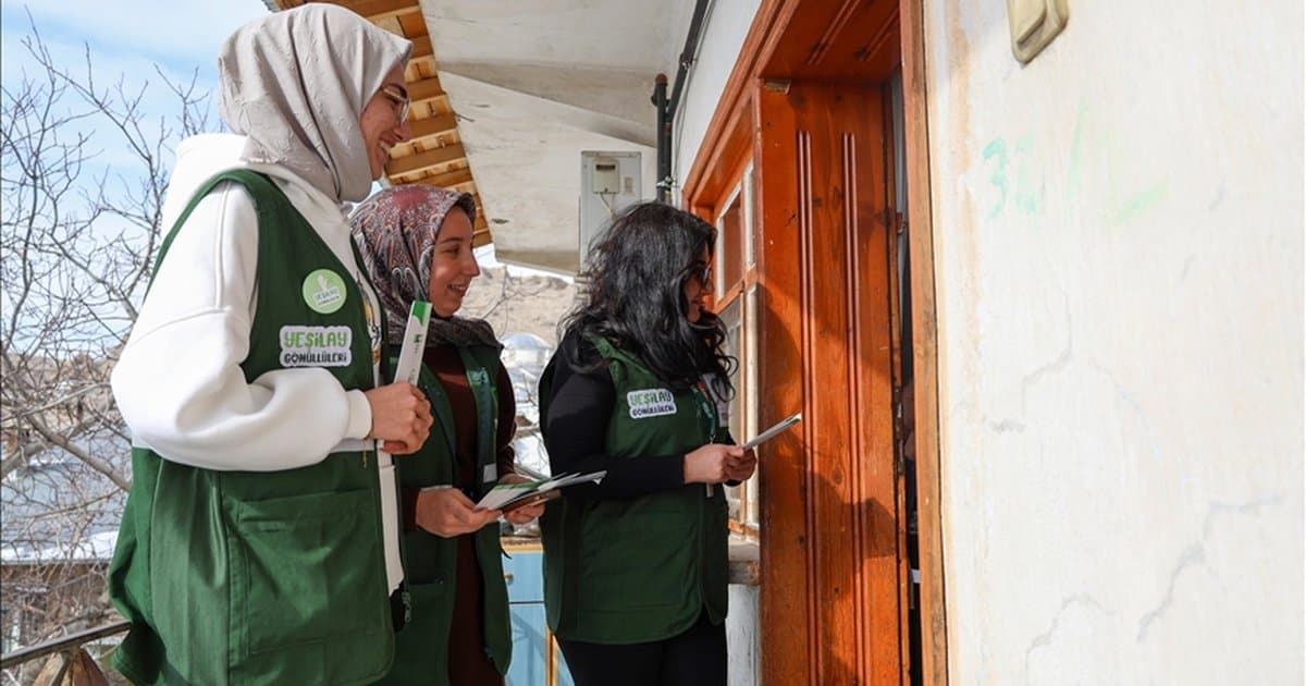 Van'da Yeşilay ekipleri bağımlılıkla mücadelede kapı kapı geziyor