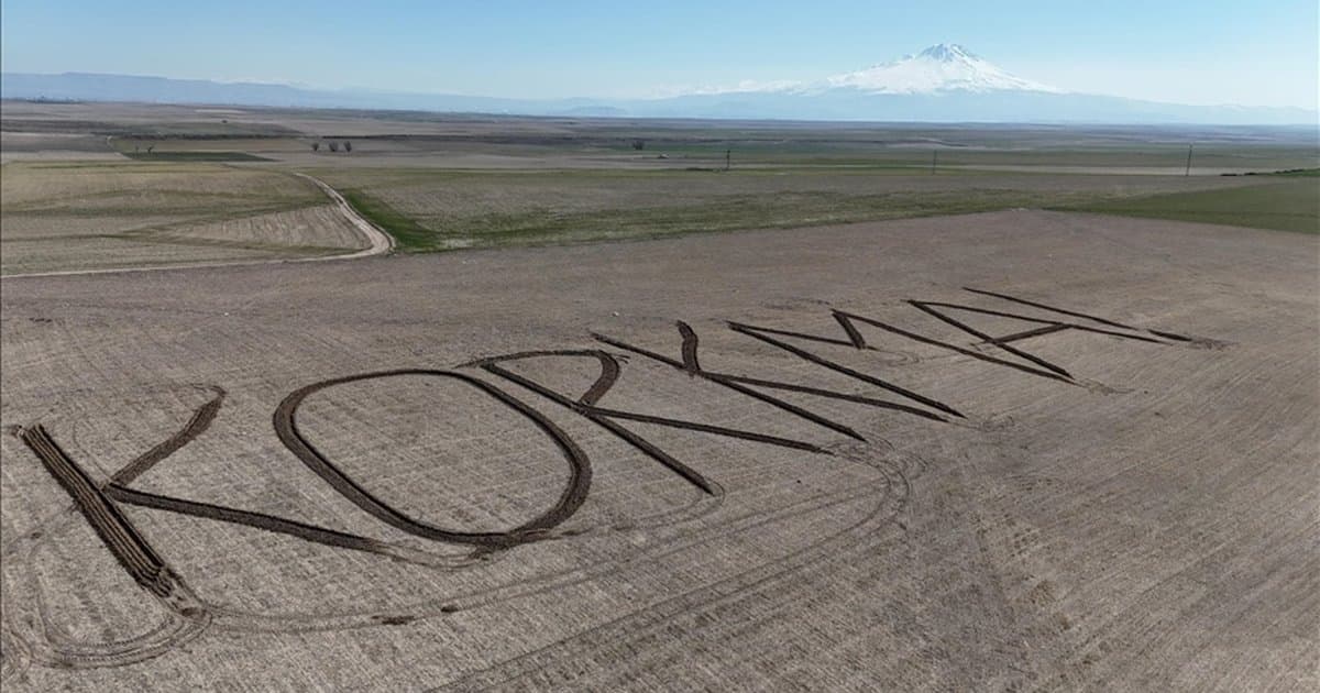 Aksaraylı çiftçi tarlasına 'Korkma' yazdı