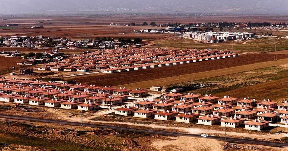 Bakan Kurum, Hatay'da kırsal uydu kent paylaşımı yaptı