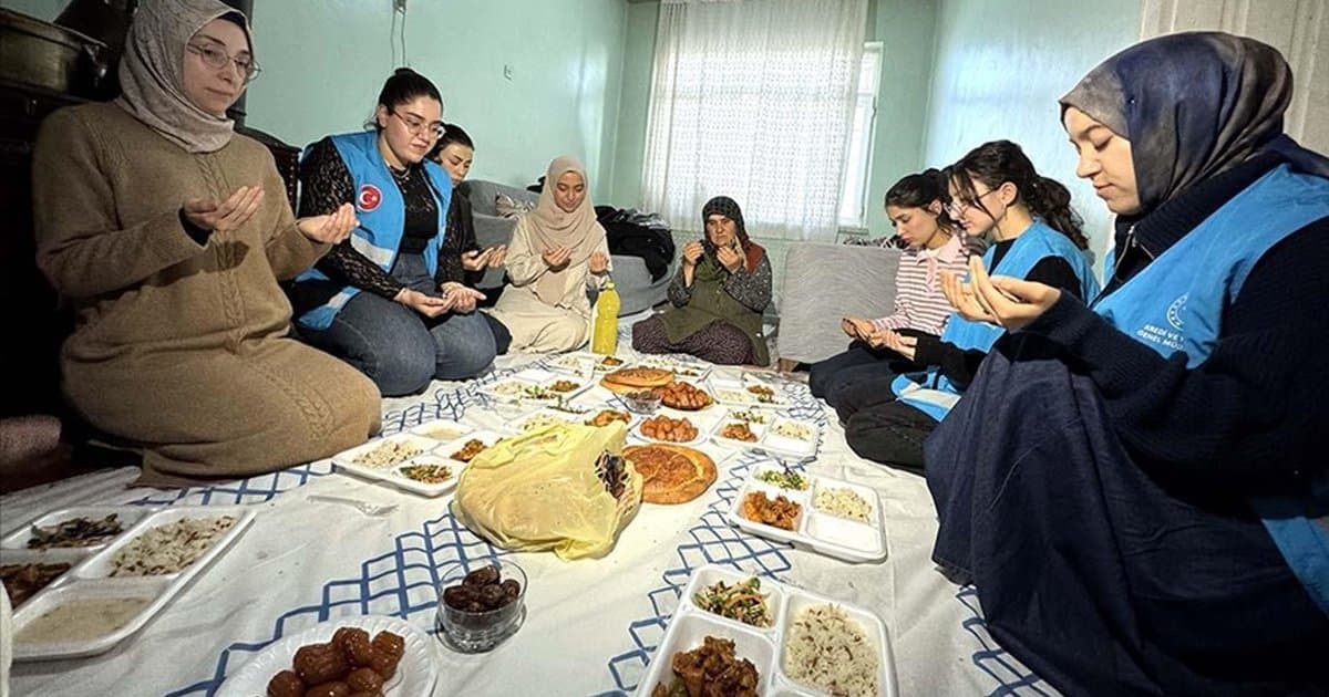 Üniversiteli gençler yaşlıların iftar sofrasını hazırlıyor