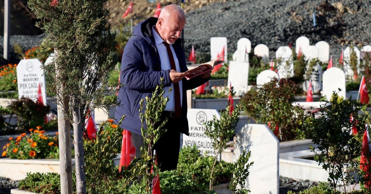 Deprem mezarlığında buruk bayram