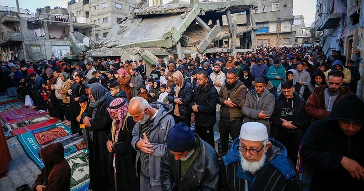 Filistinliler bayram namazını Mescid-i Aksa çevresinde kıldı