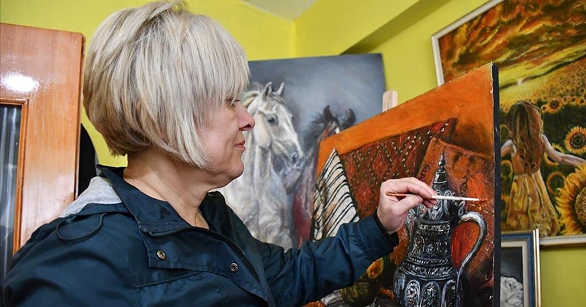 Kuaför dükkanını atölyeye çevirdi, hayallerini resmediyor