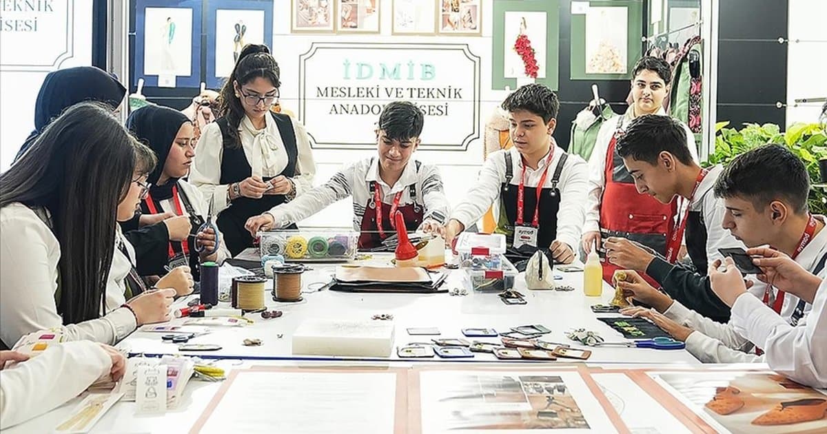 Meslek lisesi öğrencileri ayakkabı fuarında tasarım sergiledi