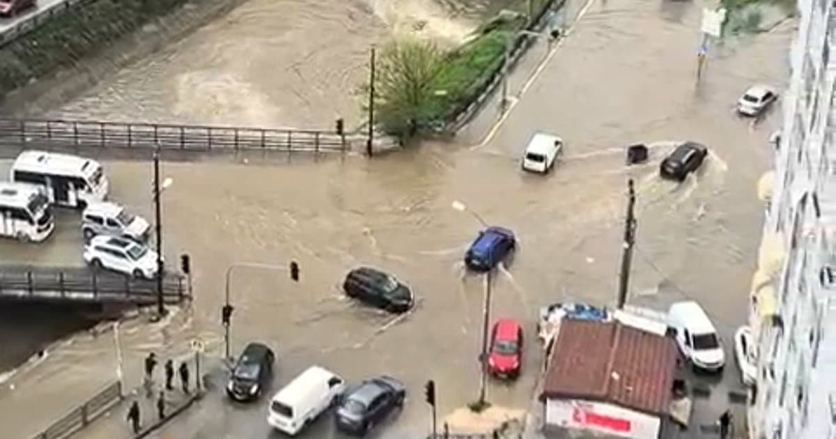 Adana'da kuvvetli yağmur hayatı felç etti