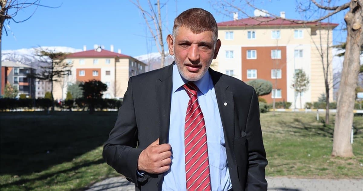 Erzincanlı zihinsel engelli genç 26 yıldır takım elbise giymiyor