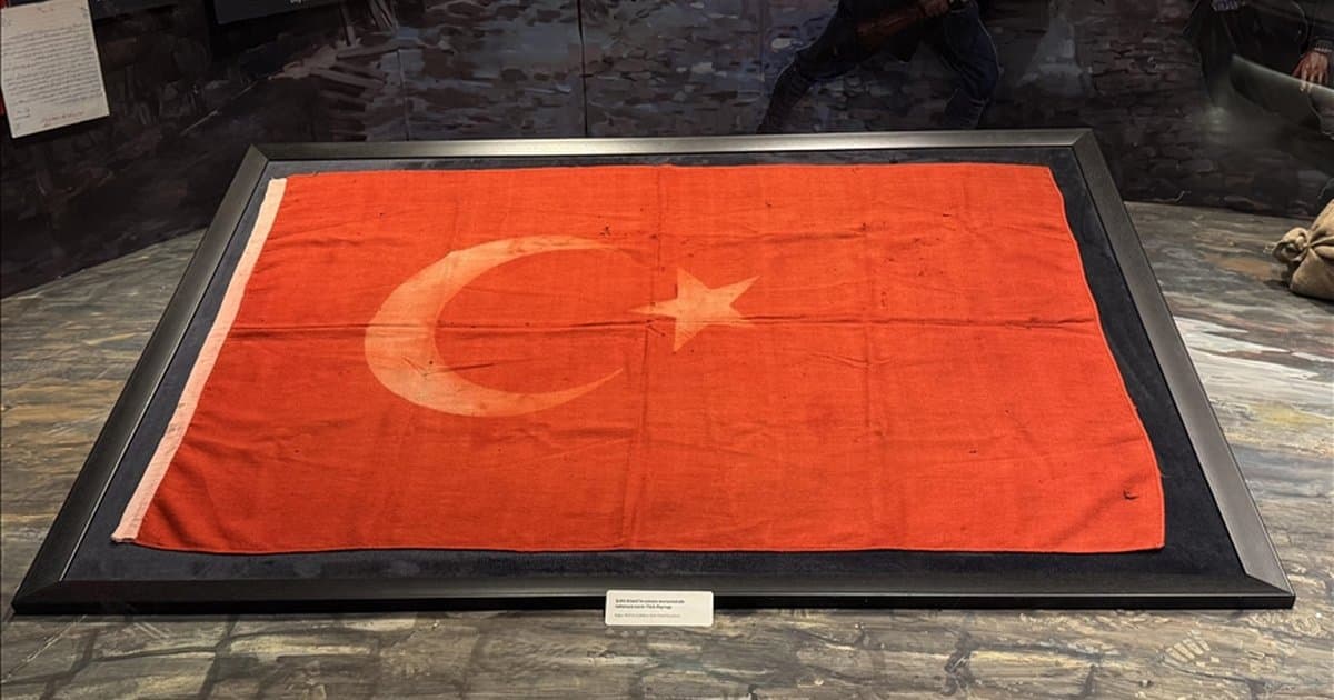 Şehit Kamil'in Türk bayrağı müzede sergileniyor
