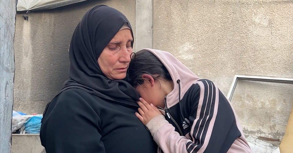 Gazze'de İsrail bombardımanında babasını kaybeden kızın tek isteği