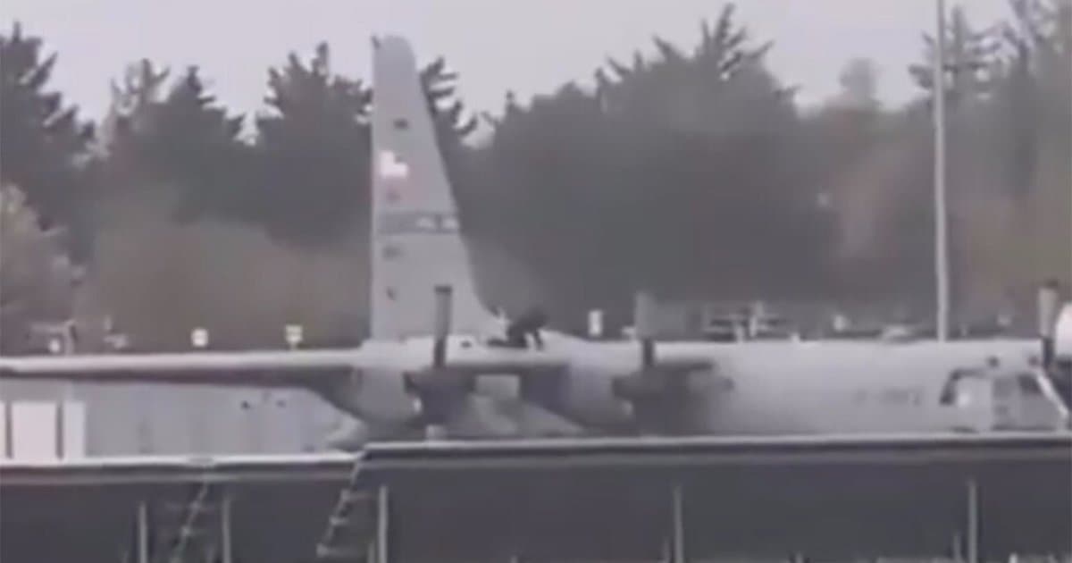 İrlanda'da Amerikan askeri uçağına baltayla saldırı