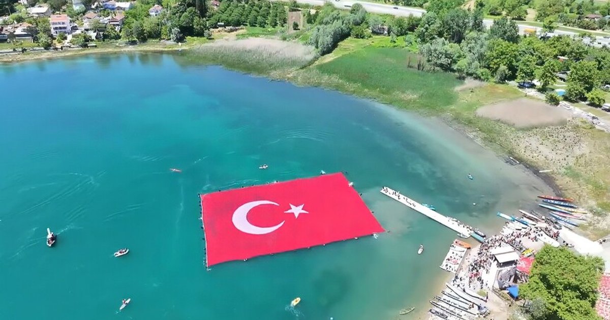 Sapanca Gölü'nde dev Türk bayrağı açıldı