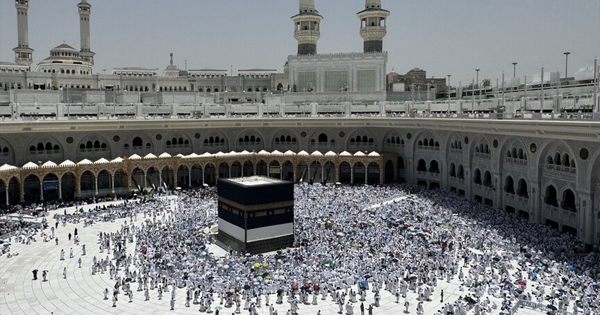 Hacı adayları Kabe'de son cuma namazını kıldı