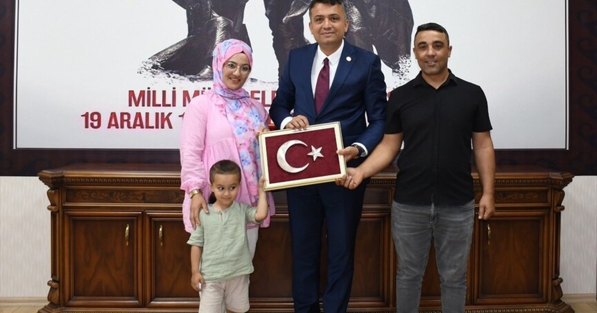 Hatay'da kavşağa düşen Türk bayrağı sürücüler tarafından kaldırıldı
