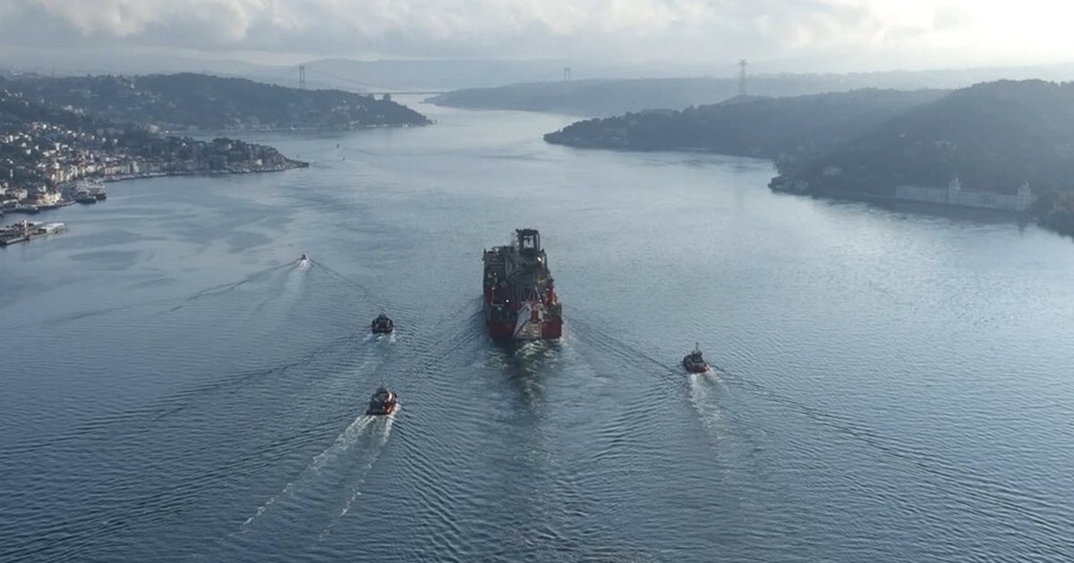 Doğal gaz boru hattı platformu İstanbul Boğazı'ndan geçiş yaptı