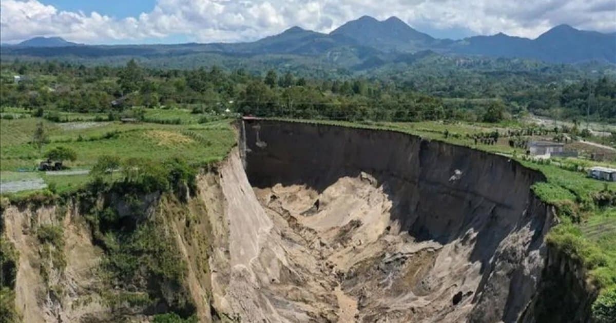 Endonezya'da devasa çukur kritik boyuta ulaştı