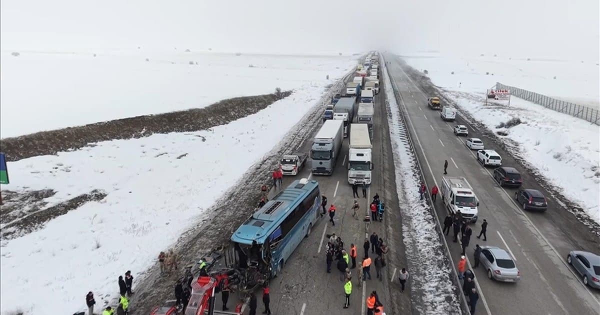 Erzurum'da zincirleme trafik kazası: 1 ölü, 4 yaralı