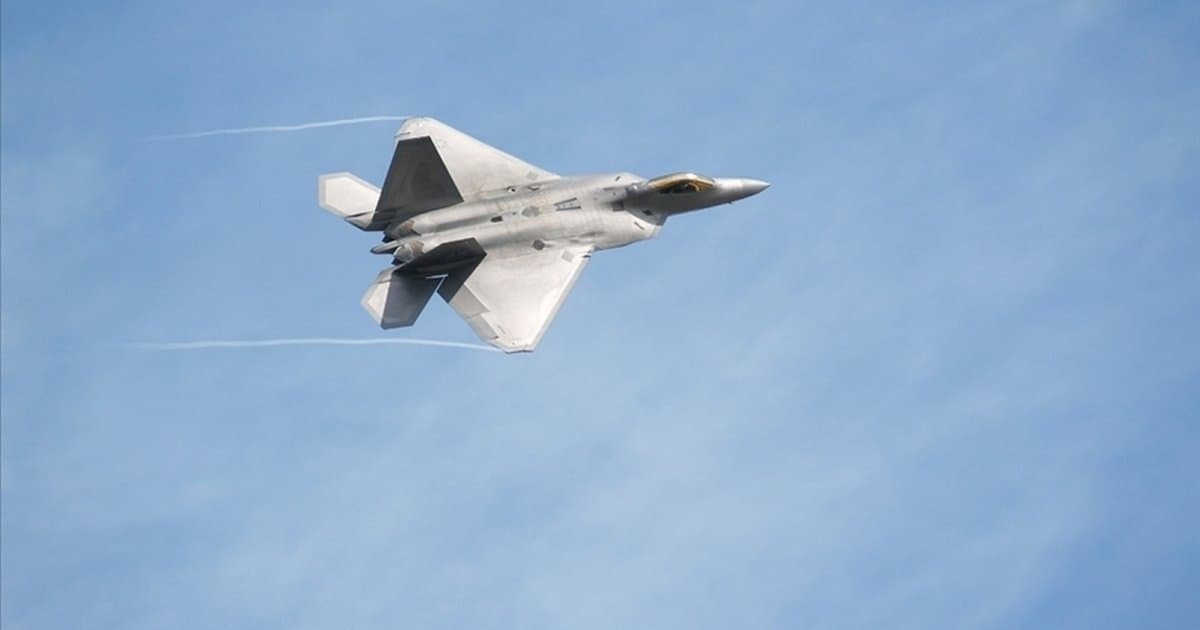 ABD F-22'leri İsrail'de Üs Pistinde Konuşlandı