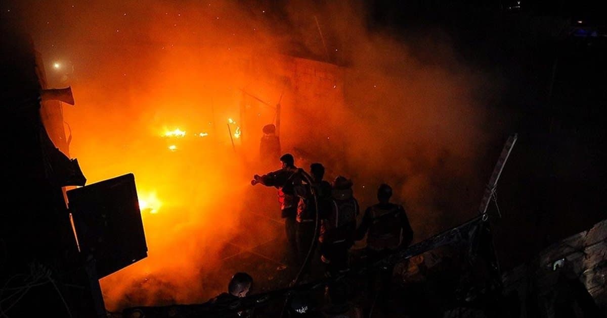 İsrail ordusu Gazze'de yerinden edilmiş kişilerin barındığı binayı vurdu