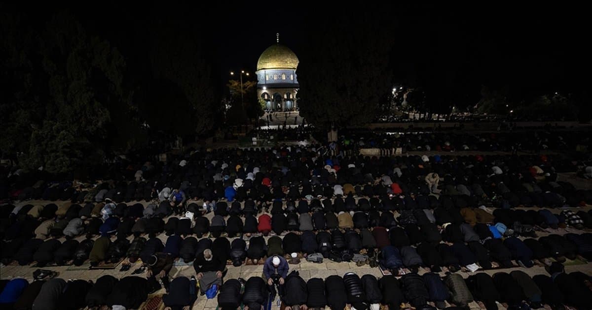 İsrail ordusu Kudüs'te teravih namazı kılanlara saldırdı