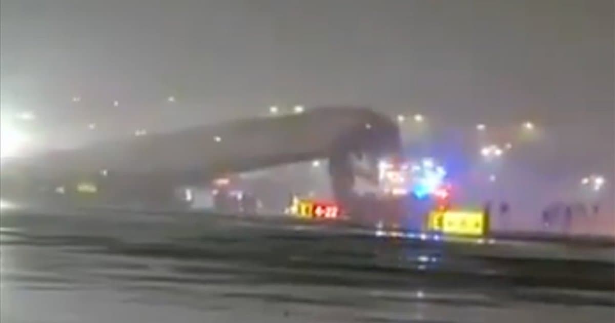 ABD'nin New York kentinde uçak itfaiye aracına çarptı