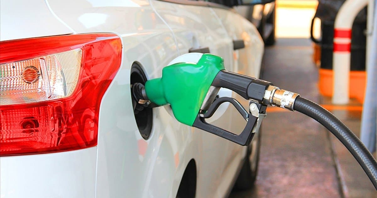 Hindistan'da akaryakıt istasyonlarında uzun kuyruklar