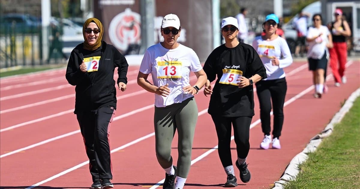 Adana'da Posta Dağıtıcıları Milli Takım İçin Yarıştı