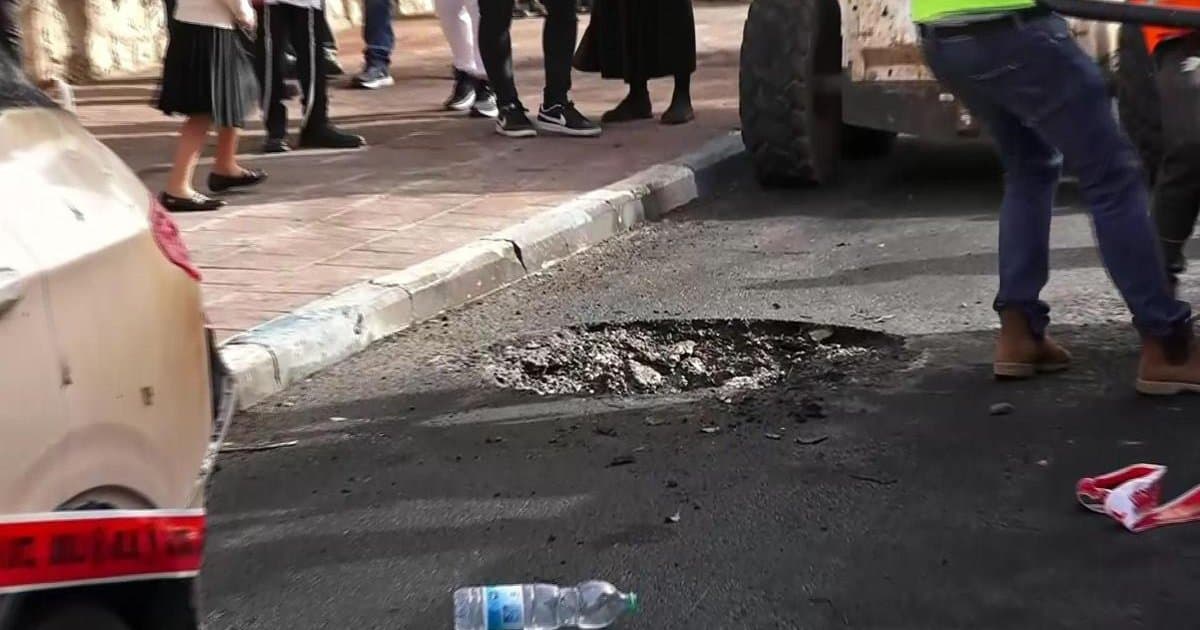 İran füzesi İsrail'e düştü, yolda çukur açıldı