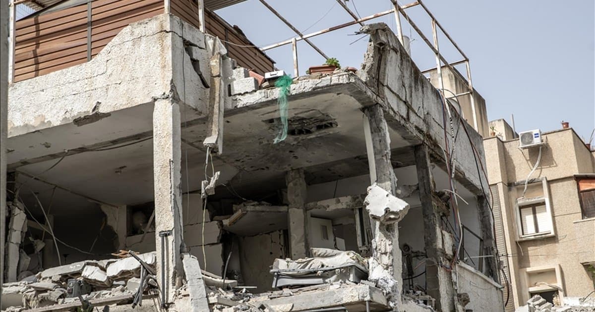 İran'ın İsrail'e misillemesinde füze parçaları Tel Aviv'e isabet etti