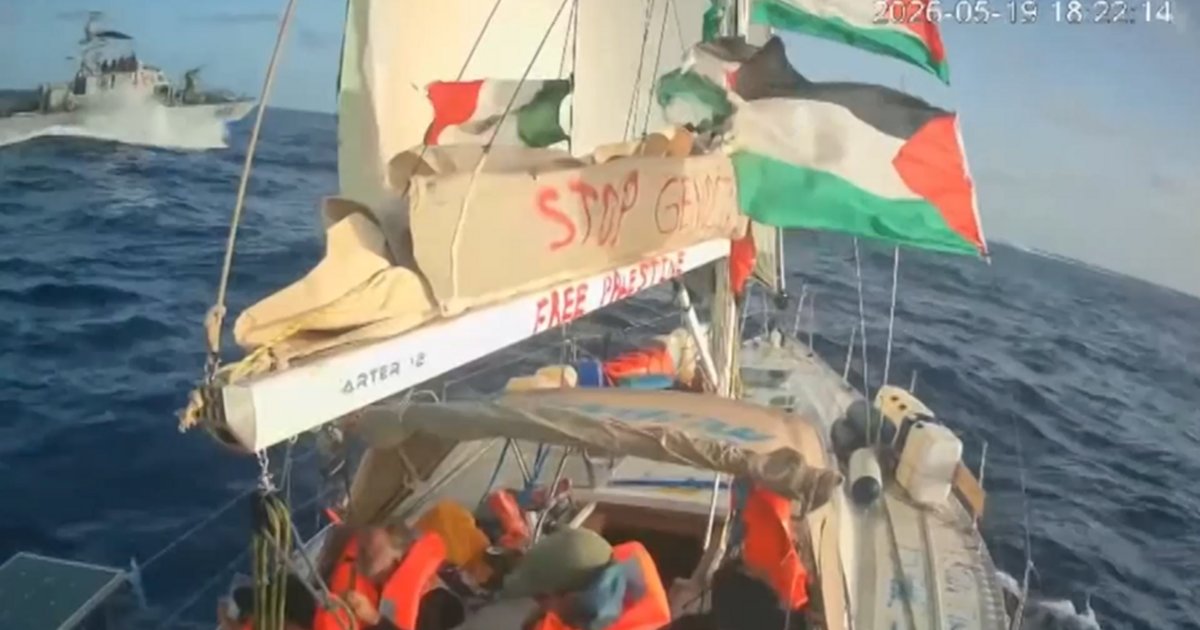 İsrail gemisi Küresel Sumud Filosu'na çarptı
