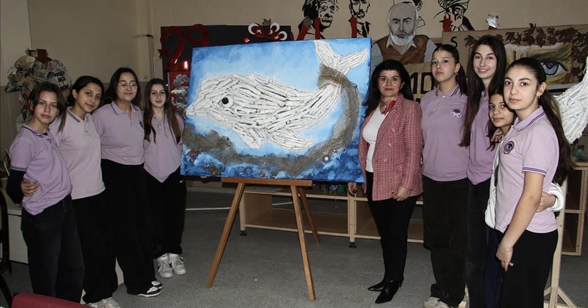 Sinop'ta öğrencilerden atık malzemeden balina rölyefi