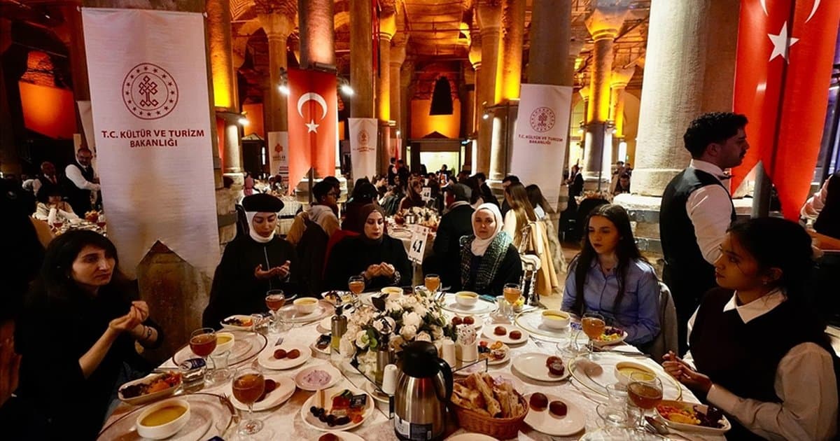 Uluslararası öğrenciler Binbirdirek Sarnıcı'nda iftar yaptı