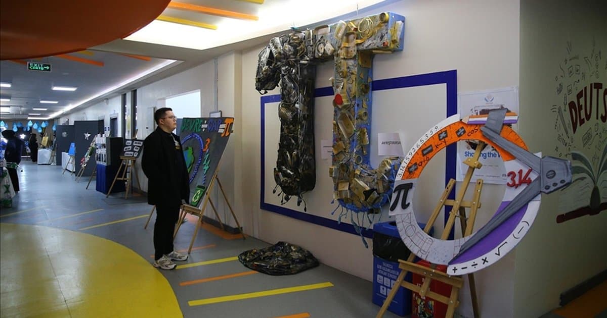 Adana'da öğrencilerin atık malzemelerden eserleri sergilendi