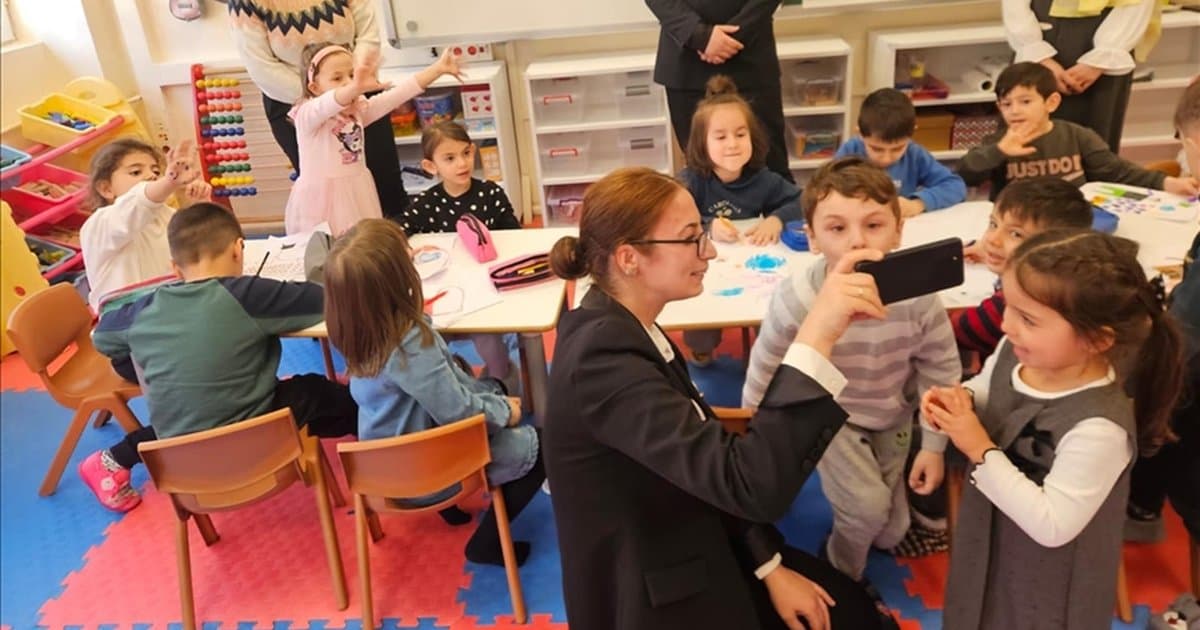 Kastamonu'da anaokulu öğrencileri esnafla bayramlaştı