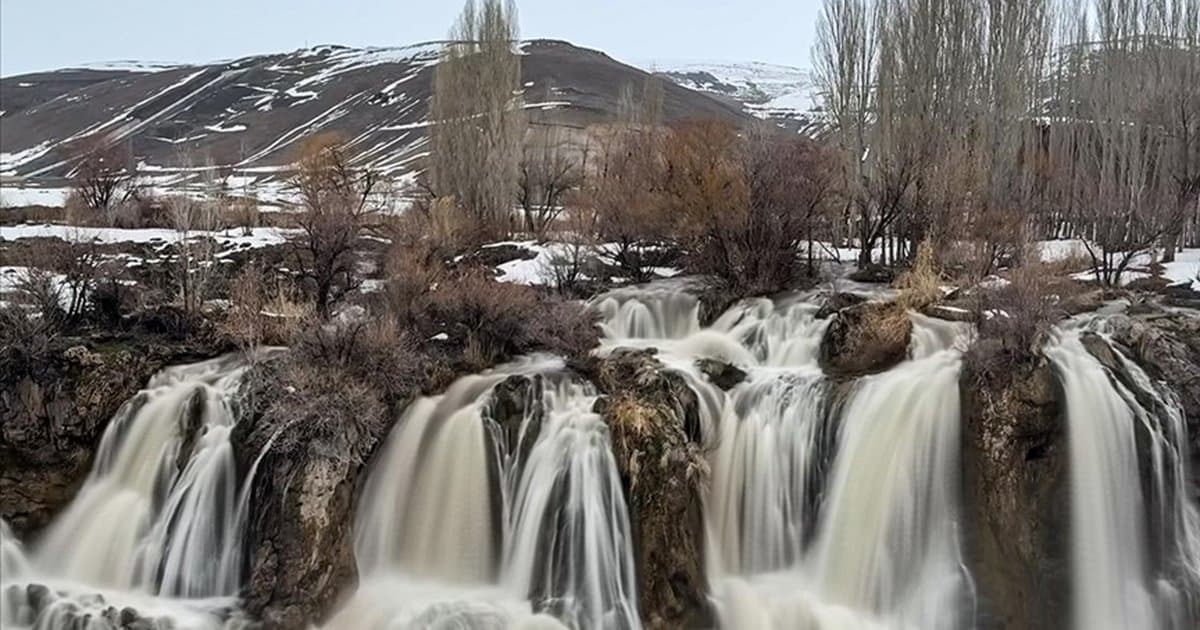 Muradiye Şelalesi yağışların etkisiyle coşkulu akıyor