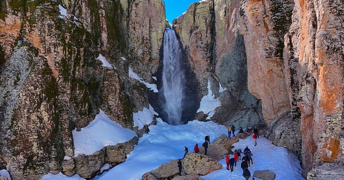 Bingöl'deki Çır Şelalesi ziyaretçilerini ağırlıyor