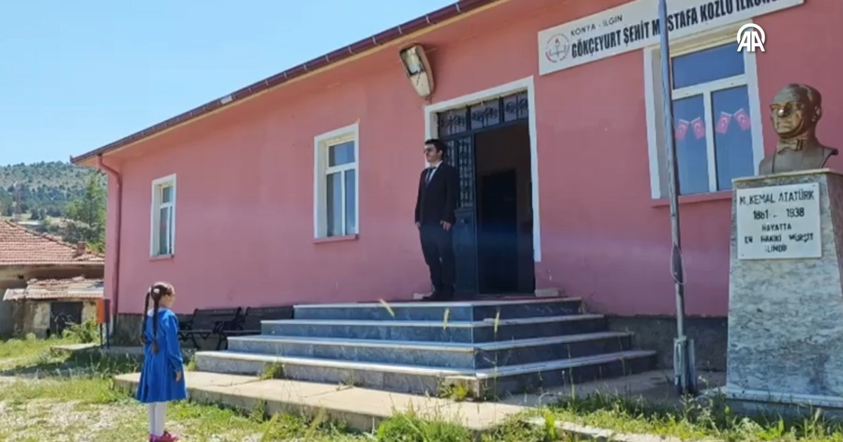 Konya'da tek öğrencili okulun karnesini aldı