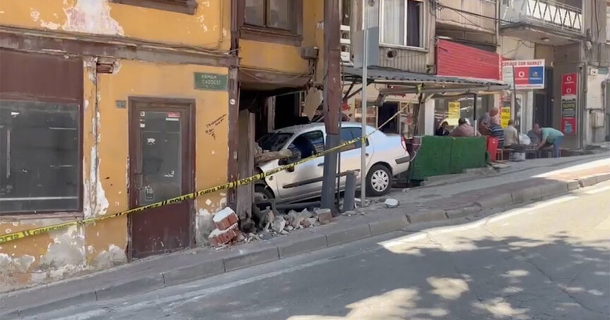 Bursa'da park halindeki aracın çarpması sonucu binada hasar oluştu