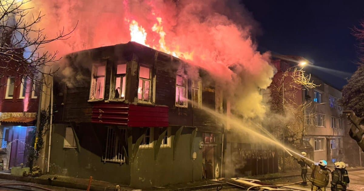 Üsküdar'da İki Mettup Bina Yangınla Zarar Gördu