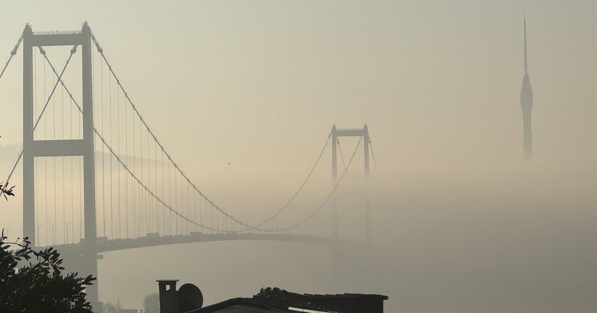 İstanbul'da Sisli Sabah: Köprüler ve Boğaz Sis Altında