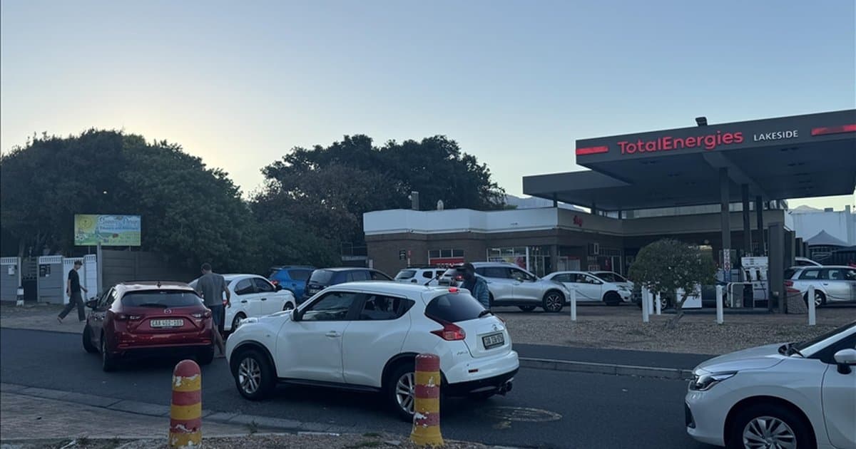 Güney Afrika'da akaryakıt zammı öncesi uzun kuyruklar