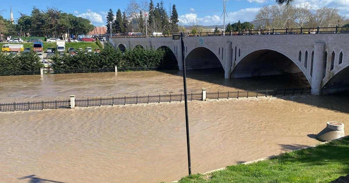 Çanakkale'de Kocabaş Çayı taştı, tarım arazileri su altında kaldı