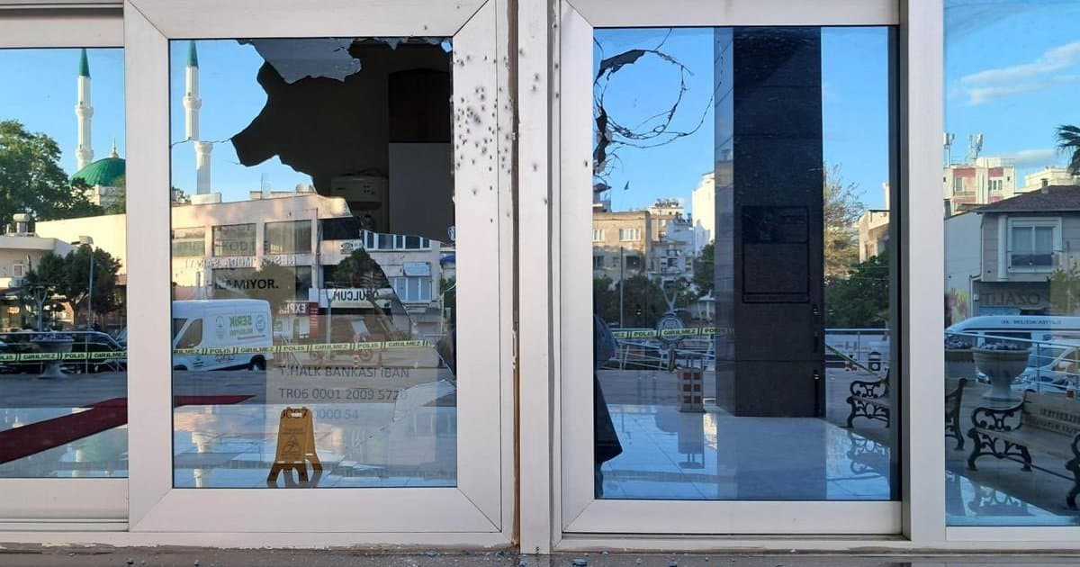 Serik Belediye binasına tüfekli saldırı