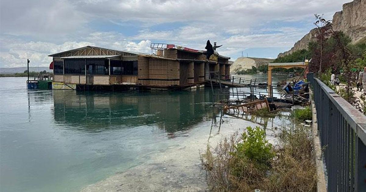 Atatürk Barajı'nın kapakları açıldı, Fırat Nehri su bastı