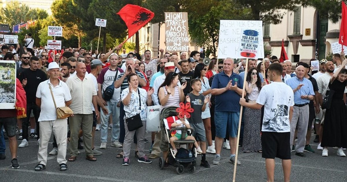 Arnavutluk'ta turizm projesine karşı gösteriler 18. gününde