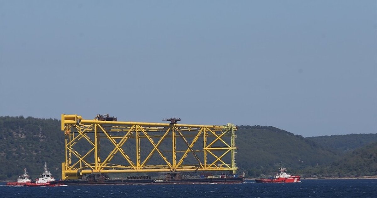 Doğal gaz boru hattı platformu Çanakkale Boğazı'ndan geçti