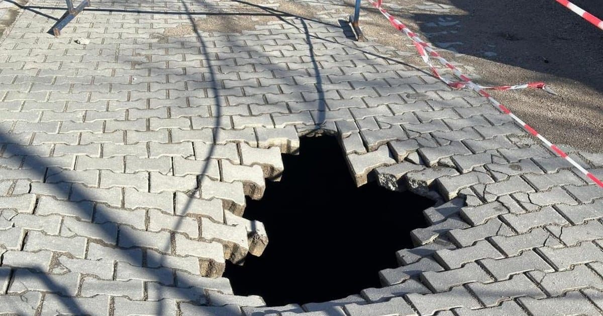 Çanakkale'de yol çöktü, iki metrelik çukur oluştu